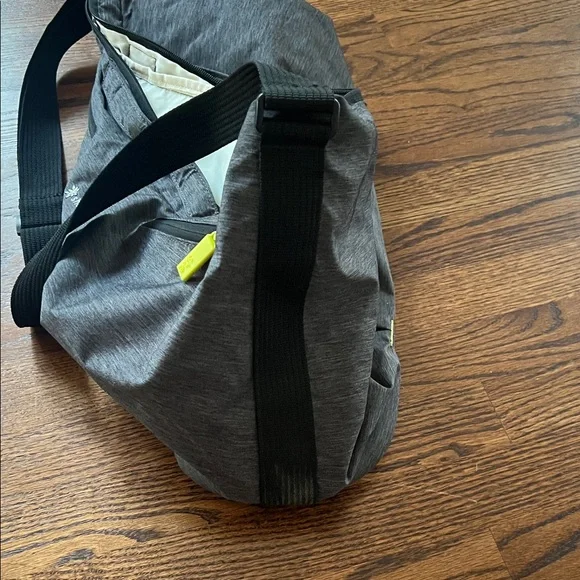 🎉Good condition SHERPANI Force wellness zip up shoulder tote bag for yoga or gym - Picture 7 of 10